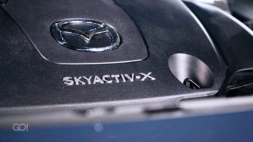 Der Benziner ist tot? Mazda sagt Nein und bringt mit dem Skyactiv X eine neue Art von Verbrenner auf den Markt. GO! erklärt, was der X-Motor kann.