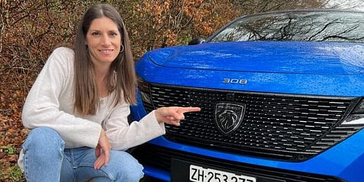 Die Franzosen nehmen sich dem kleinen Autos an und rüstet den Peugeot mit moderner Plug-In-Hybrid Technik aus. Was der Kompaktwagen kann, sagt Cyndie Allemann.